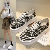 Sieviešu kedas no tekstila ar plakanu zoli melnā un baltā krāsā