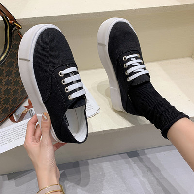 Sieviešu kedas no tekstila ar plakanu zoli melnā un baltā krāsā