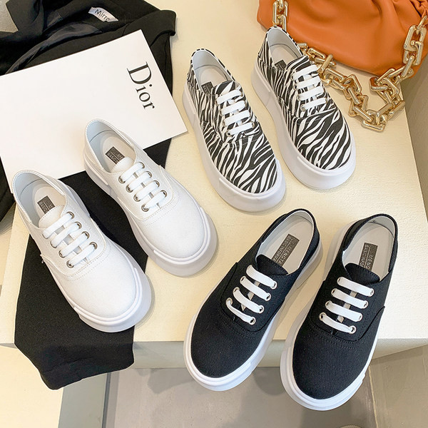 Sieviešu kedas no tekstila ar plakanu zoli melnā un baltā krāsā