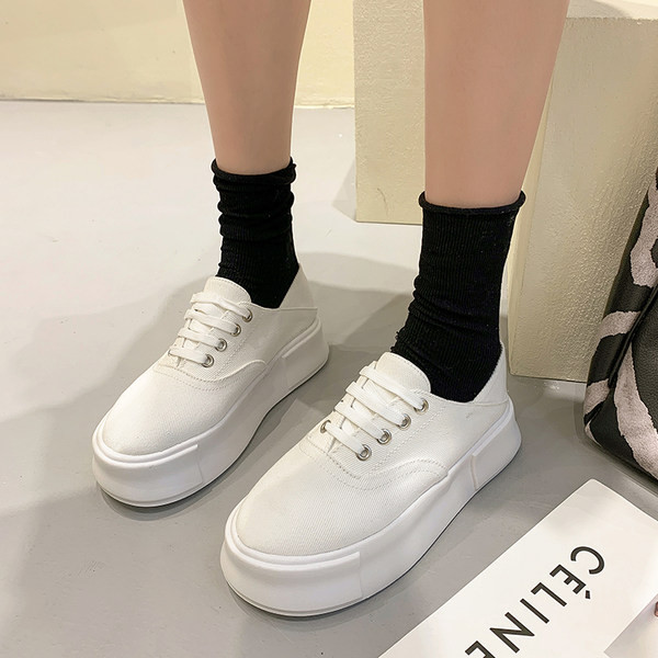 Sieviešu kedas no tekstila ar plakanu zoli melnā un baltā krāsā