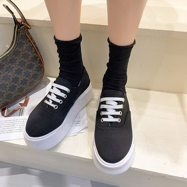 Sieviešu kedas no tekstila ar plakanu zoli melnā un baltā krāsā