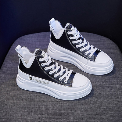 Sieviešu augstas kedas ar plakanu zoli - un uzrakstu