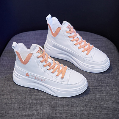 Sieviešu augstas kedas ar plakanu zoli - un uzrakstu