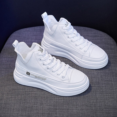 Sieviešu augstas kedas ar plakanu zoli - un uzrakstu