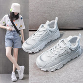 Sieviešu kedas ar mežģīnēm un spīdīgu efektu baltā krāsā