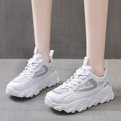 Sieviešu kedas ar mežģīnēm un spīdīgu efektu baltā krāsā