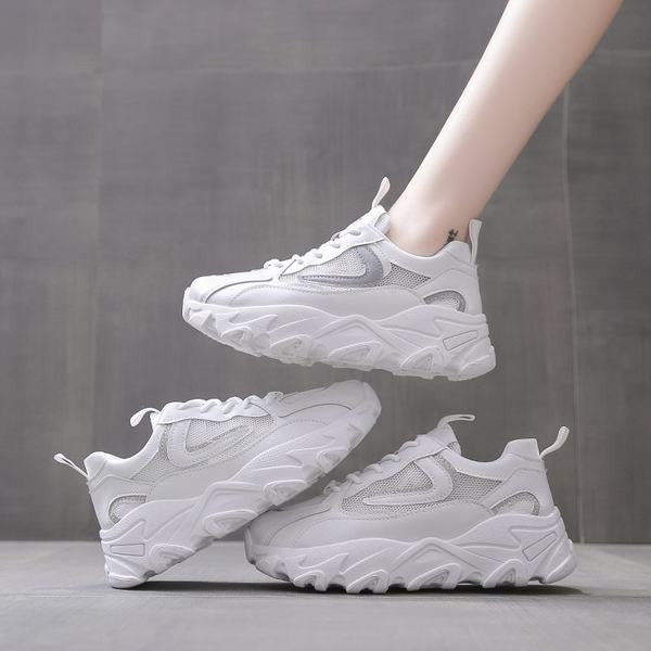 Sieviešu kedas ar mežģīnēm un spīdīgu efektu baltā krāsā