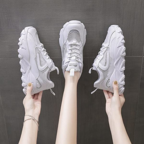 Sieviešu kedas ar mežģīnēm un spīdīgu efektu baltā krāsā