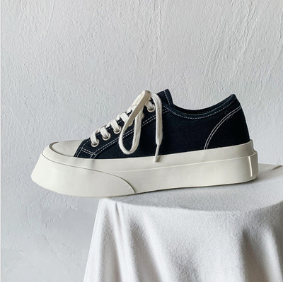 Jauns atsperu kedu modelis no auduma ar platformu