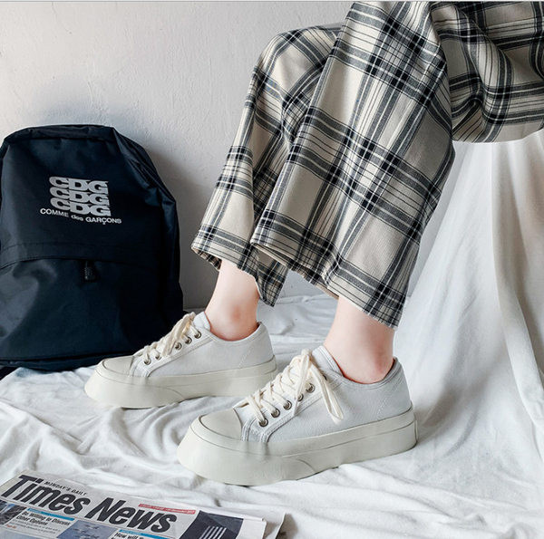 Jauns atsperu kedu modelis no auduma ar platformu