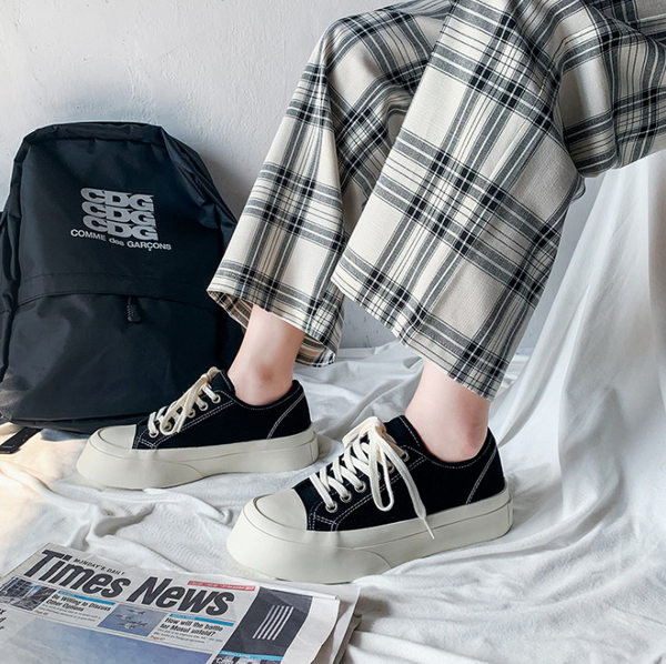 Jauns atsperu kedu modelis no auduma ar platformu