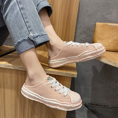 Ikdienas sieviešu kedas ar emblēmu un saitēm