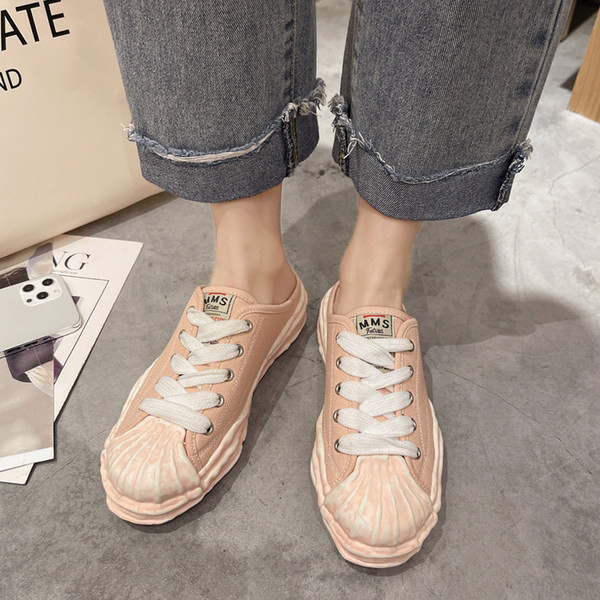 Ikdienas sieviešu kedas ar emblēmu un saitēm