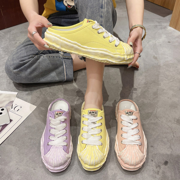 Ikdienas sieviešu kedas ar emblēmu un saitēm