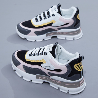 Sieviešu ikdienas kedas ar raupju zoli un uzrakstu