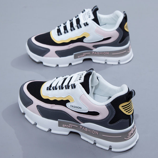 Sieviešu ikdienas kedas ar raupju zoli un uzrakstu