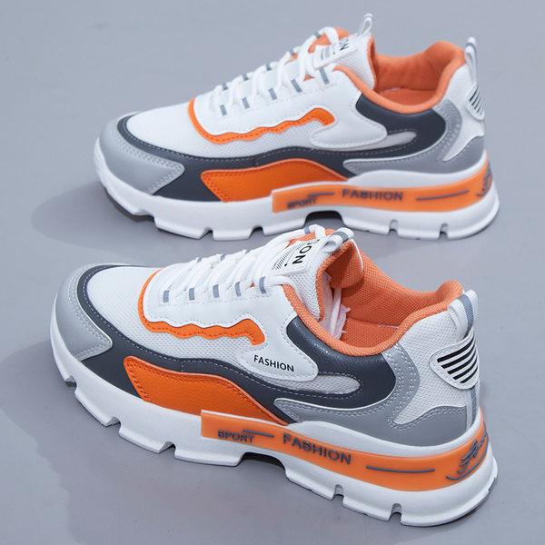 Sieviešu ikdienas kedas ar raupju zoli un uzrakstu