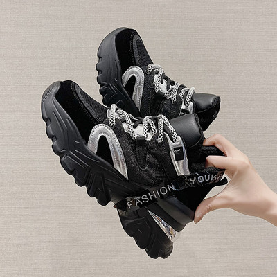 Sieviešu kedas ar šņorēm un uzrakstu - melnbaltas