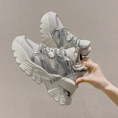 Sieviešu kedas ar šņorēm un uzrakstu - melnbaltas