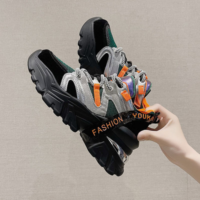 Sieviešu kedas ar šņorēm un uzrakstu - melnbaltas