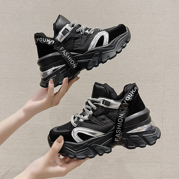 Sieviešu kedas ar šņorēm un uzrakstu - melnbaltas