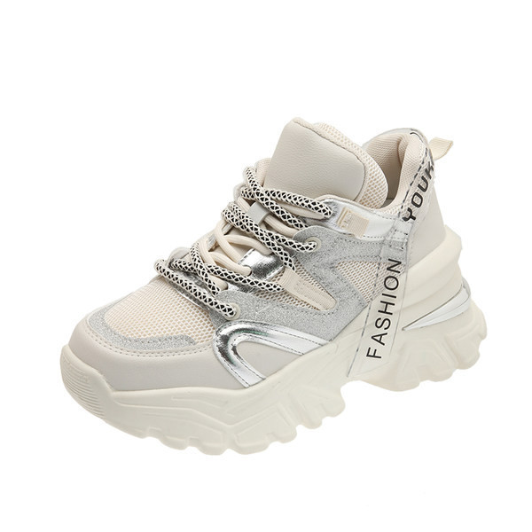 Sieviešu kedas ar šņorēm un uzrakstu - melnbaltas