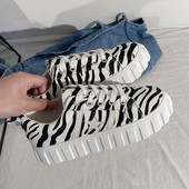 Sieviešu kedas ar šņorēm un plakanu zoli - labie dzīvnieki