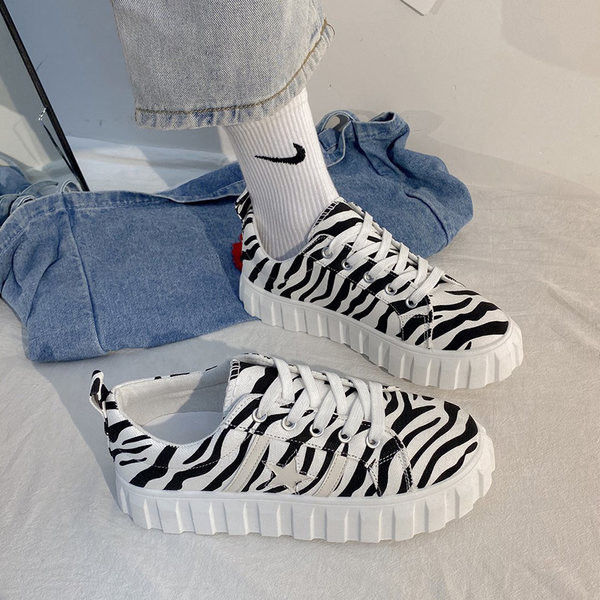 Sieviešu kedas ar šņorēm un plakanu zoli - labie dzīvnieki