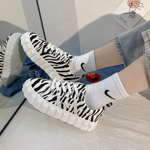 Sieviešu kedas ar šņorēm un plakanu zoli - labie dzīvnieki