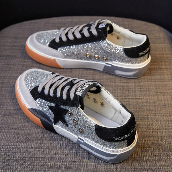 Sieviešu spīdīgas kedas ar emblēmu