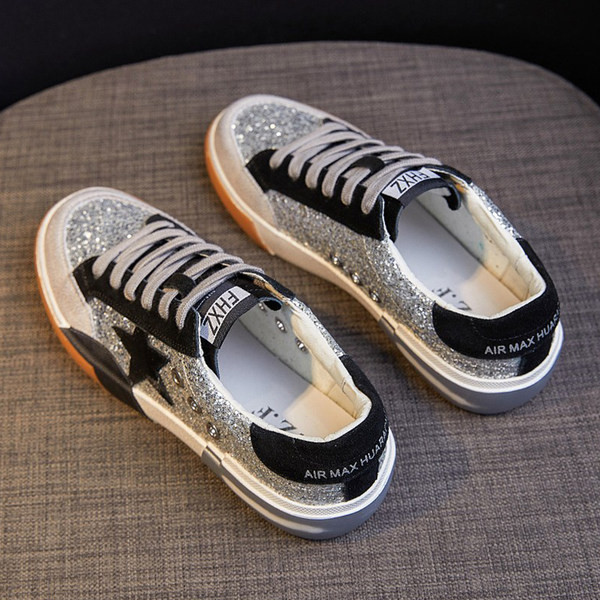 Sieviešu spīdīgas kedas ar emblēmu