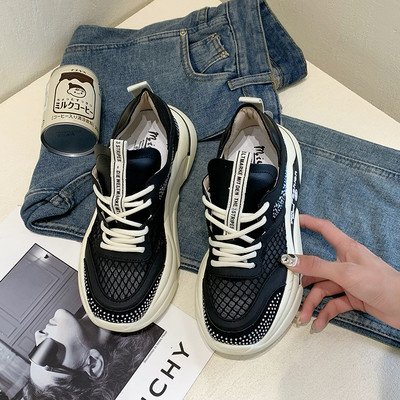 Elpojošas sieviešu kedas dekorētas ar akmeņiem