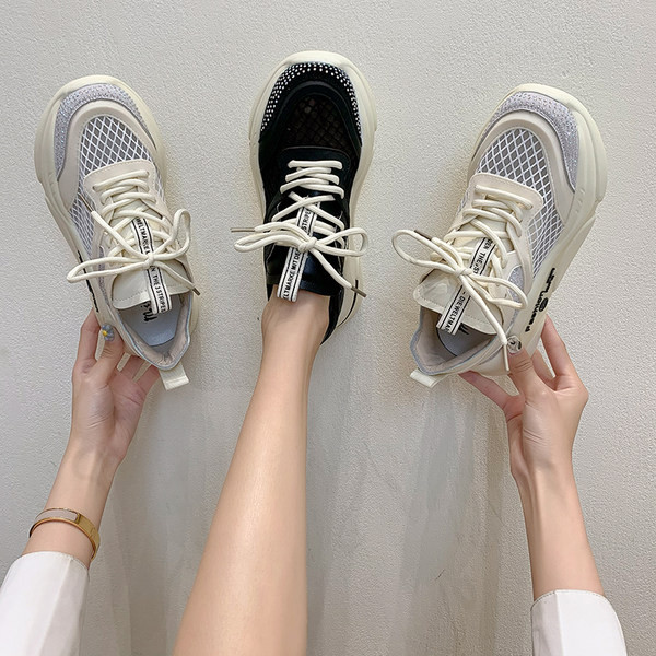 Elpojošas sieviešu kedas dekorētas ar akmeņiem