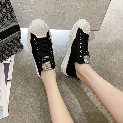 Ikdienas audekla kedas ar emblēmu