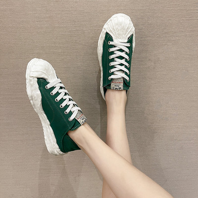 Ikdienas audekla kedas ar emblēmu