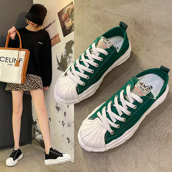 Ikdienas audekla kedas ar emblēmu