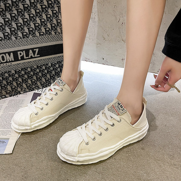 Ikdienas audekla kedas ar emblēmu