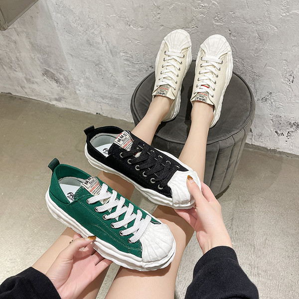 Ikdienas audekla kedas ar emblēmu