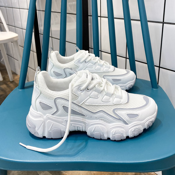 Sporta-gadījuma sieviešu kedas - ar raupju zoli un šņorēm