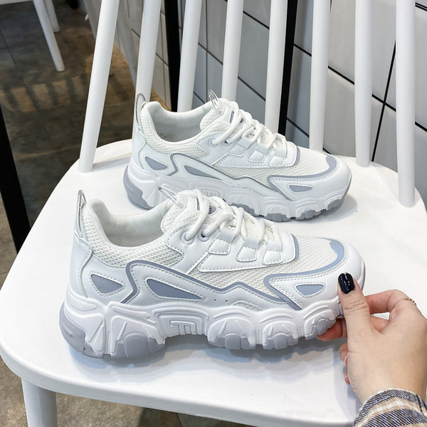 Sporta-gadījuma sieviešu kedas - ar raupju zoli un šņorēm