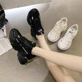 Sieviešu ikdienas kedas ar augstām zolēm un emblēmu