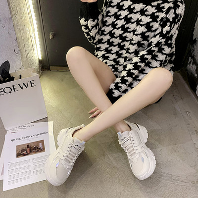 Sieviešu ikdienas kedas ar augstām zolēm un emblēmu