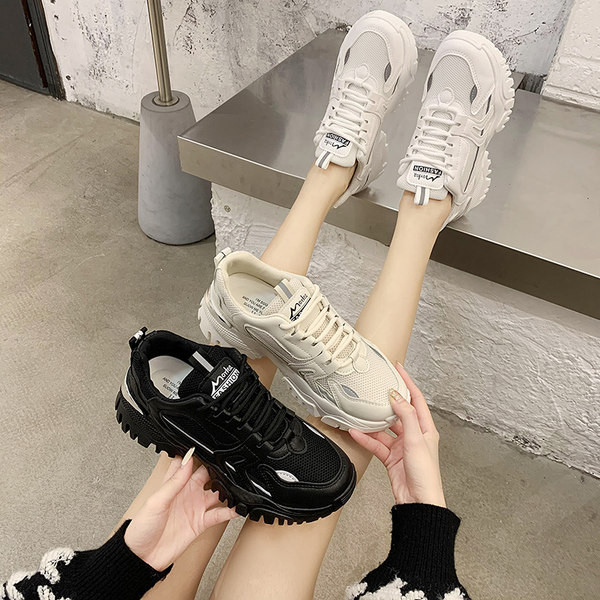 Sieviešu ikdienas kedas ar augstām zolēm un emblēmu