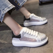 Sieviešu kedas ar plakanu zoli un akmeņu rotājumu