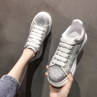 Sieviešu kedas ar plakanu zoli un akmeņu rotājumu