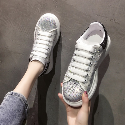 Sieviešu kedas ar plakanu zoli un akmeņu rotājumu