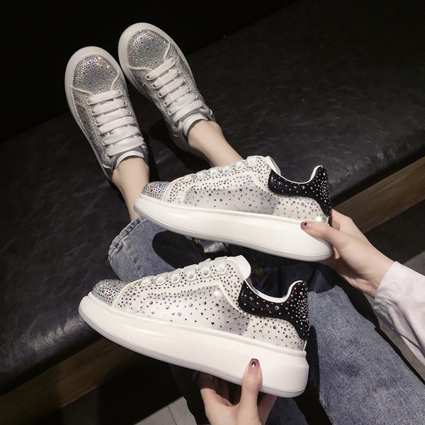 Sieviešu kedas ar plakanu zoli un akmeņu rotājumu