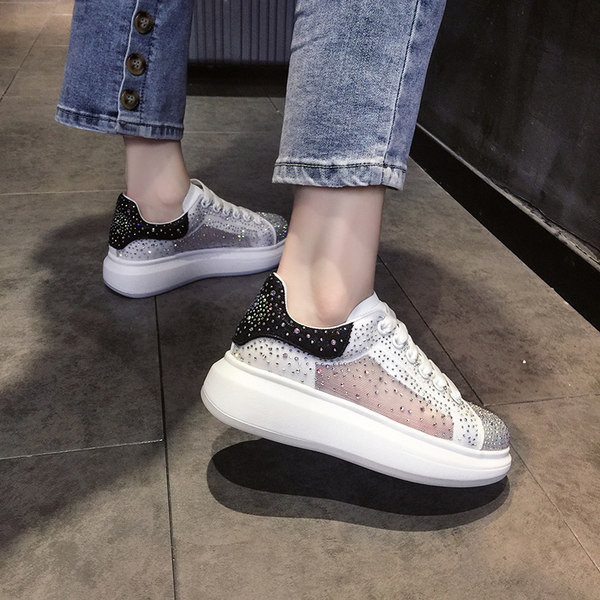 Sieviešu kedas ar plakanu zoli un akmeņu rotājumu