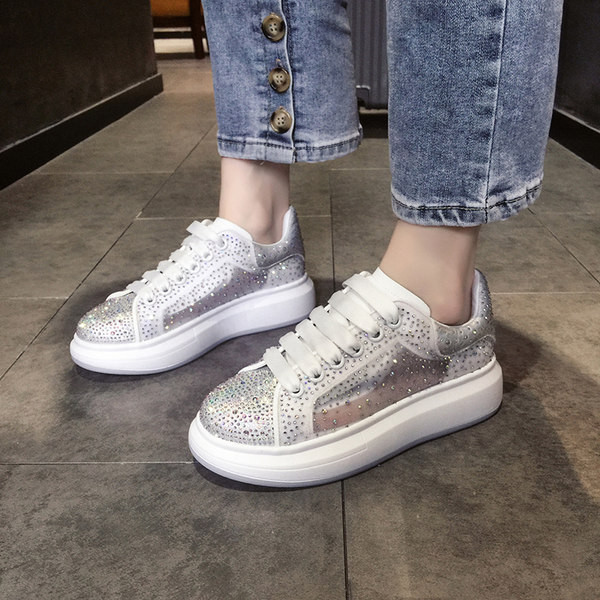 Sieviešu kedas ar plakanu zoli un akmeņu rotājumu