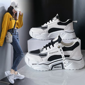 Sieviešu kedas ar augstām zolēm un uzrakstu baltā krāsā